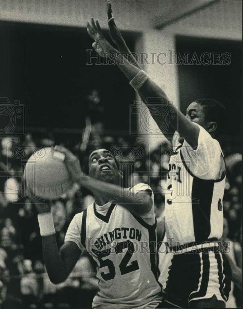 1985 Press Photo Washington basketball's Trevor Powell blocked by Jerry Wilson - Historic Images