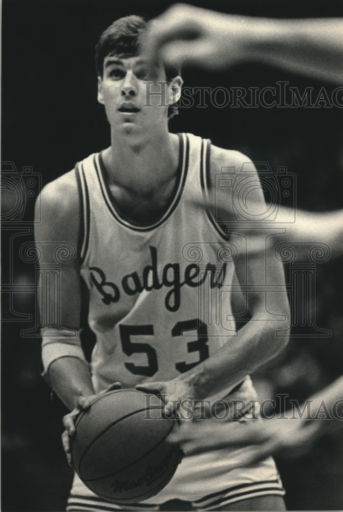 1986 Press Photo Kurt Portmann dodging players during UW-Madison Badger game. - Historic Images