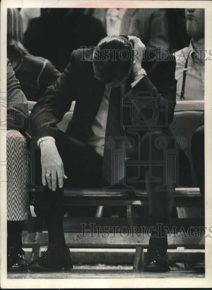 1974 Press Photo John Powless Wisconsin coach hangs head in defeat, fans look on- Historic Images