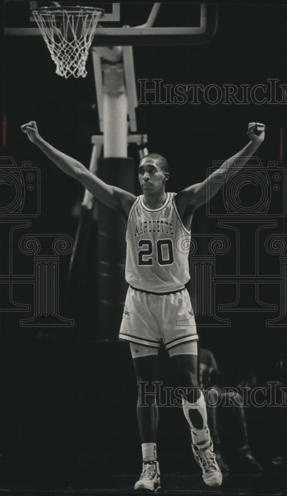 1990 Press Photo Trevor Powell Marquette, raising hands as fans look on. - Historic Images