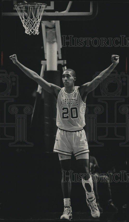1990 Press Photo Trevor Powell Marquette, raising hands as fans look on. - Historic Images