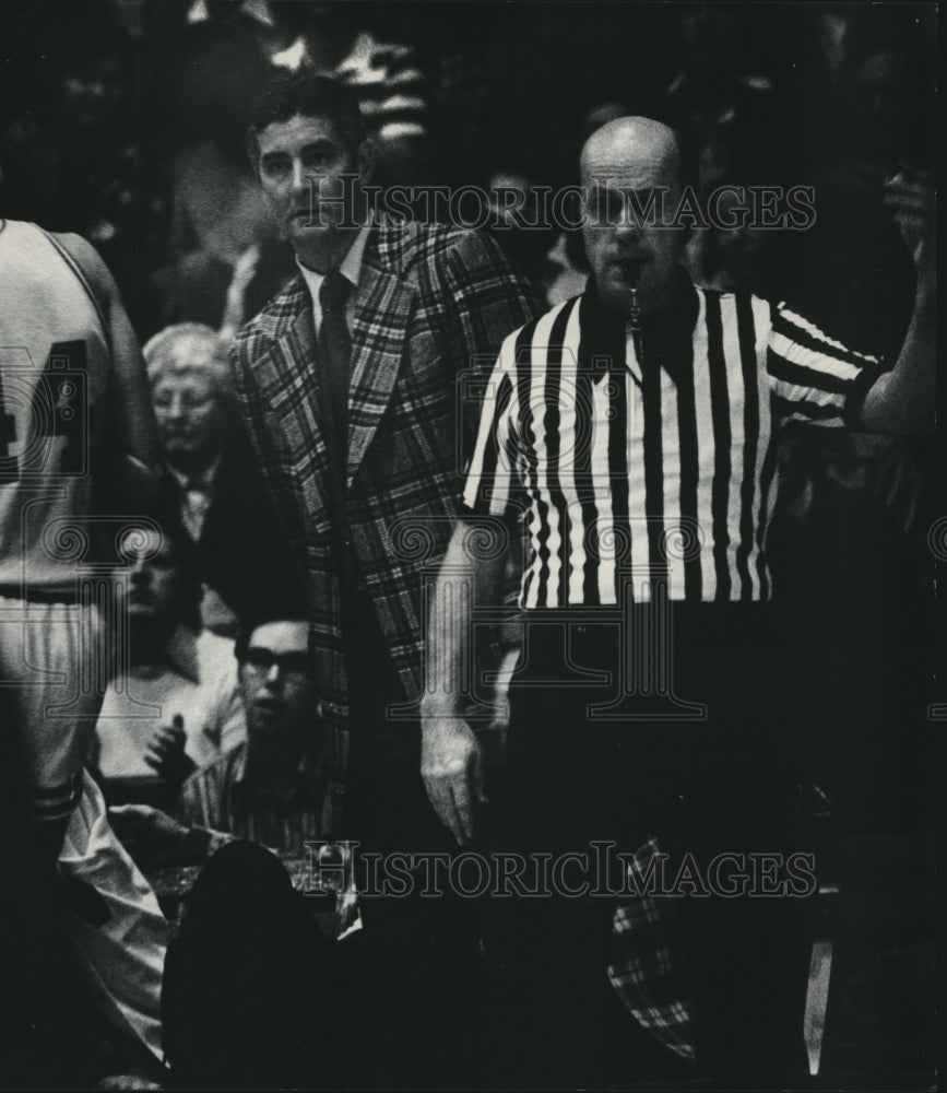 1975 Press Photo Wisconsin basketball coach John Powless looking around referee.- Historic Images