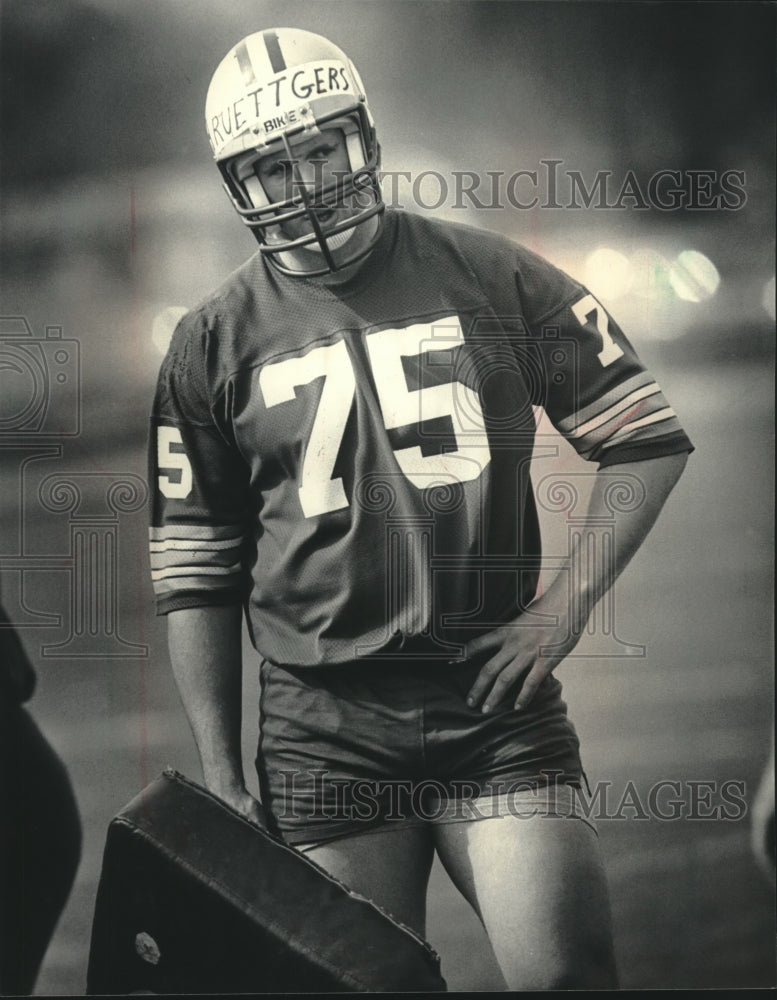 1985 Press Photo Packers Ken Ruettgers in helmet, jersey and shorts at practice. - Historic Images