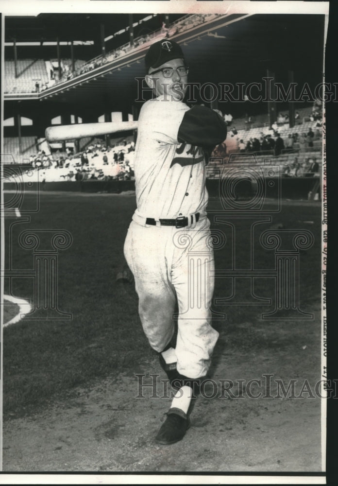 1962 Press Photo Minnesota Twins&#39; Rich Rollins Takes Practice Swing in Chicago - Historic Images