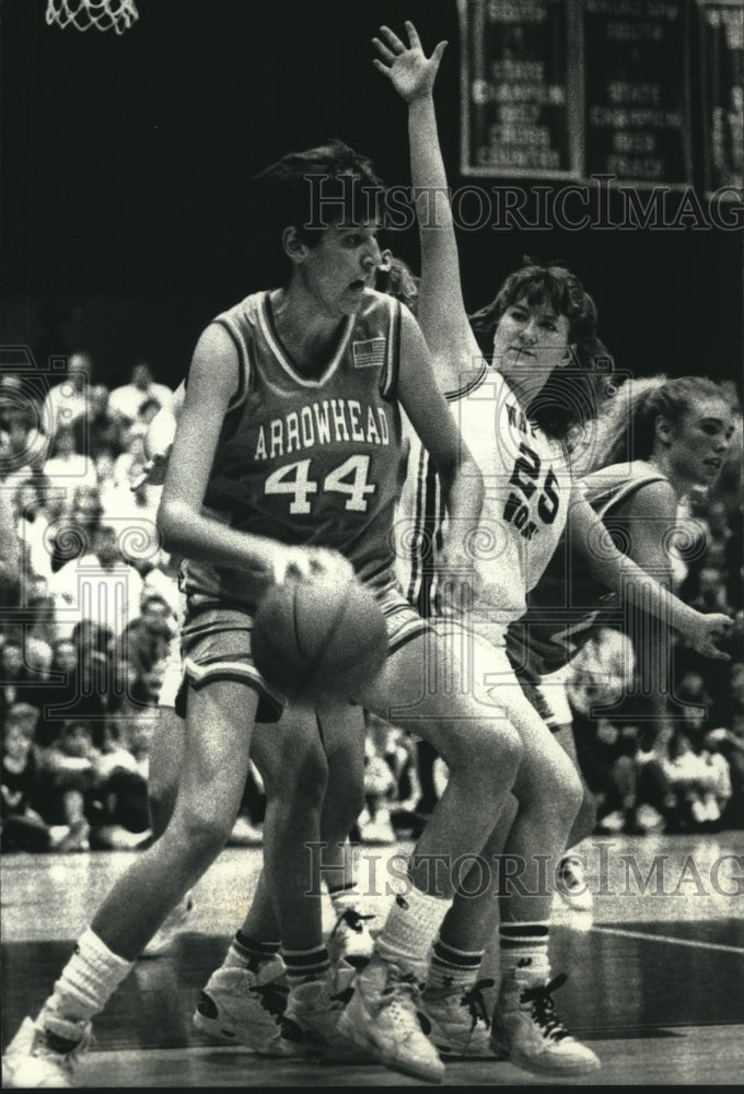 1991 Press Photo Arrowhead basketball&#39;s Liesl Schultz on her way to the basket- Historic Images