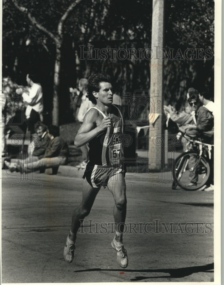 1990 Press Photo Runner Arnie Shraeder approaches the finish line first - Historic Images