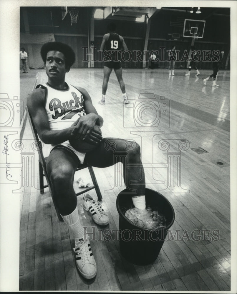 Press Photo Milwaukee Bucks basketball&#39;s Jim Price places foot in ice bucket - Historic Images