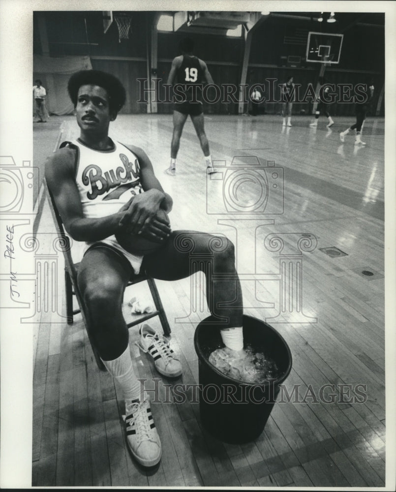 Press Photo Milwaukee Bucks basketball's Jim Price places foot in ice bucket - Historic Images