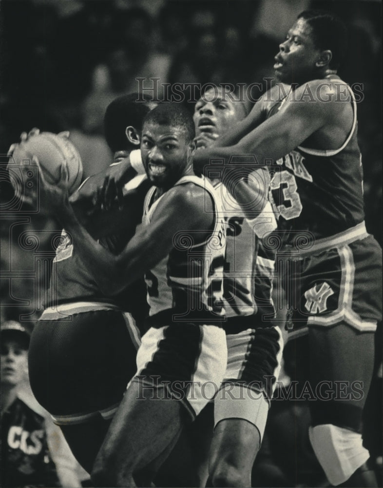 1986 Press Photo Milwaukee Bucks basketball's Paul Pressey rips a rebound - Historic Images