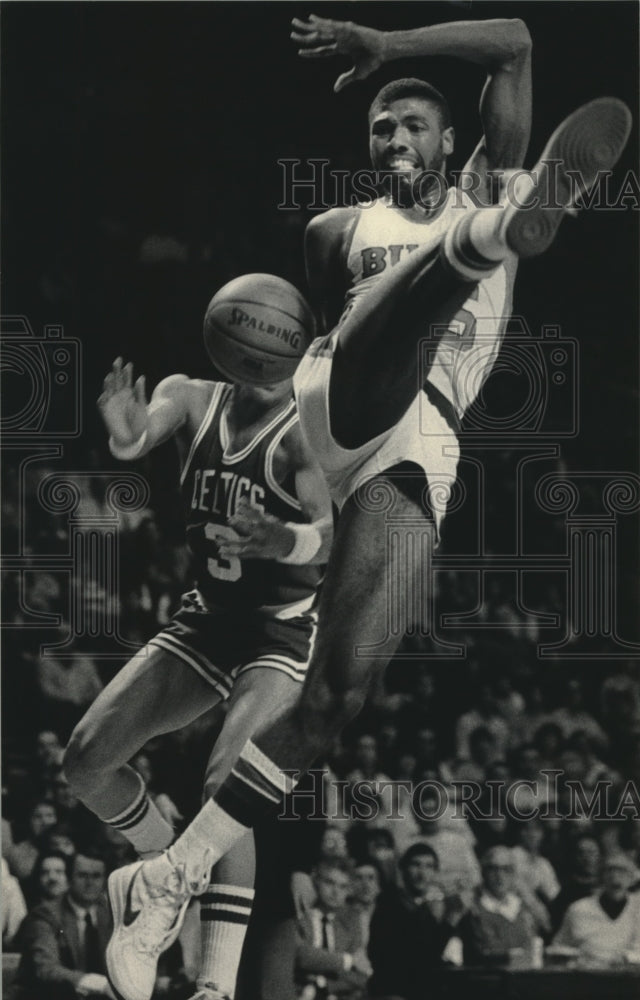 1984 Press Photo Milwaukee Bucks basketball&#39;s Paul Pressey fouled during game- Historic Images