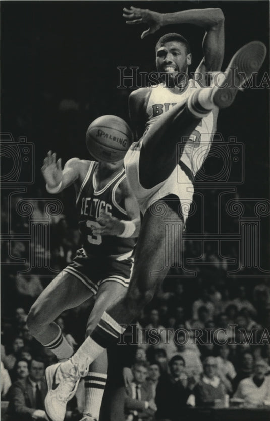 1984 Press Photo Milwaukee Bucks basketball's Paul Pressey fouled during game- Historic Images
