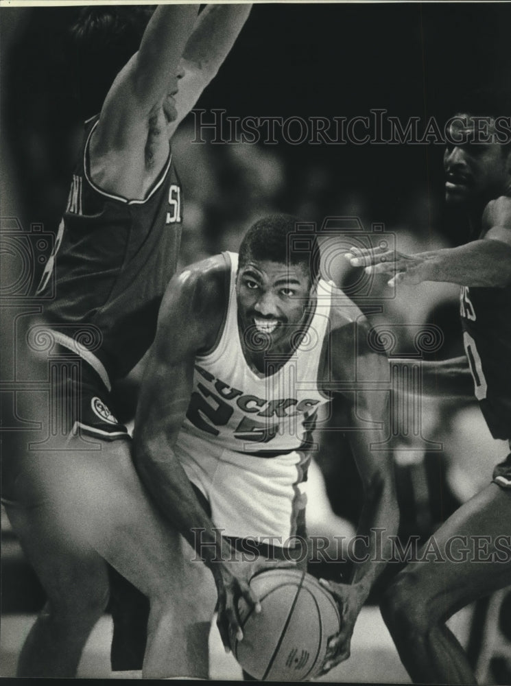 1984 Press Photo Paul Pressey Bucks surrounded by Marc Iavaroni, Maurice Cheeks.- Historic Images