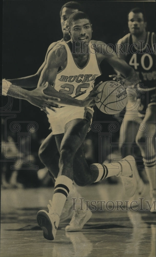 1982 Press Photo Paul Pressey rookie guard Milwaukee Bucks with ball, others. - Historic Images