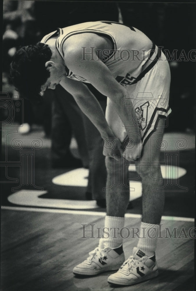 1986 Press Photo Rick Olson hangs his head after Wisconsin&#39;s latest loss. - Historic Images