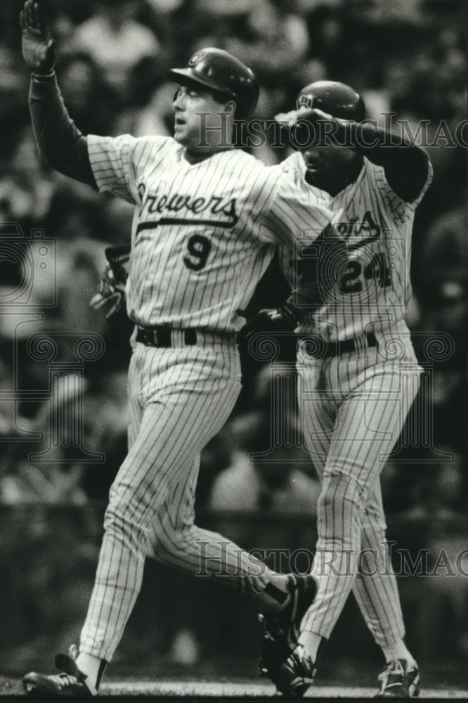 1993 Press Photo Brewers Billy Spears and Darryl Hamilton scoring after single. - Historic Images