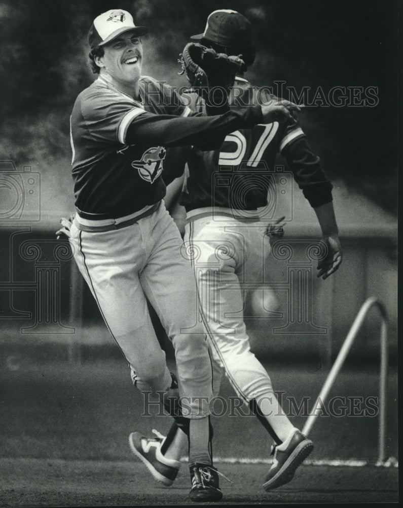 1985 Press Photo Augie Schmidt Blue Jays, going to catch baseball past runner. - Historic Images