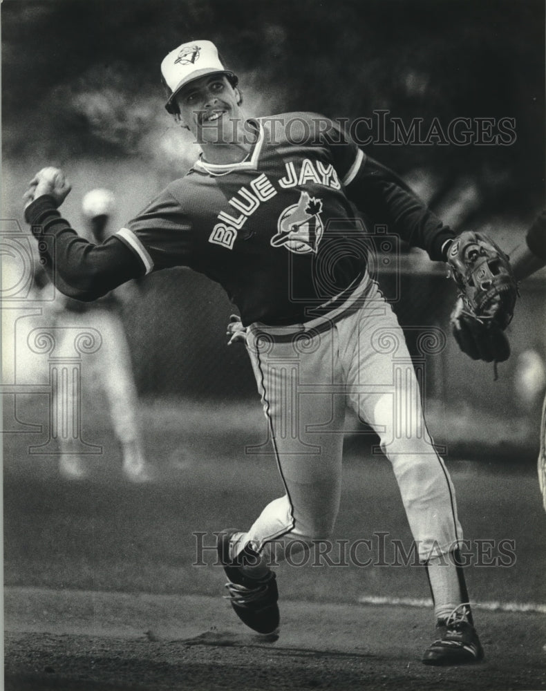 1985 Press Photo Blue Jays baseball player Augie Schmidt throws the ball - Historic Images