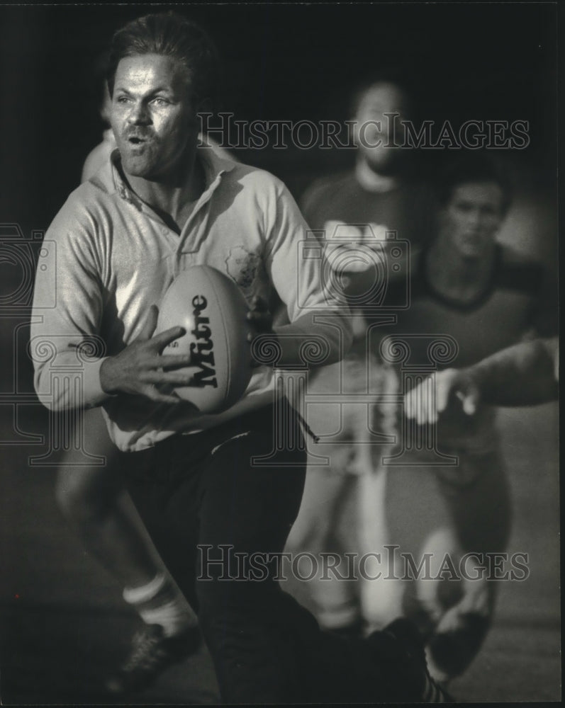1982 Press Photo Brookfield rugby player Tim Harris makes a move durin ...