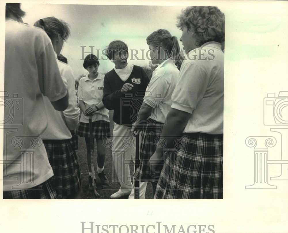 1986 Press Photo Field Hockey coach Susan Carlson speaks with her girls team - Historic Images