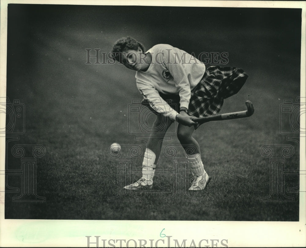 1986 Press Photo Field Hockey defensive player Briana Lindquist passes the ball - Historic Images