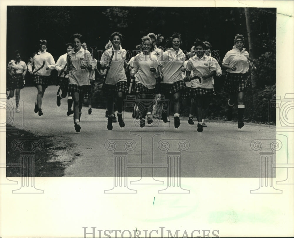 1986 Press Photo University Lake School field hockey team cheers on way to field - Historic Images