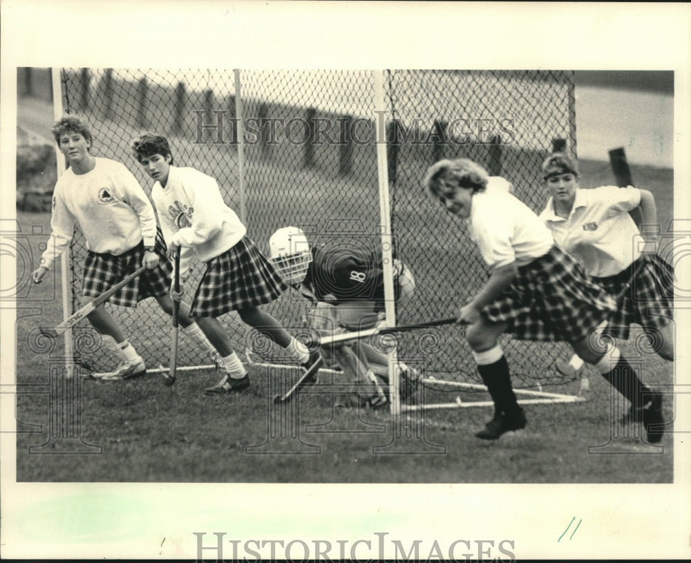 1986 Press Photo University Lake School field hockey players defend goal - Historic Images