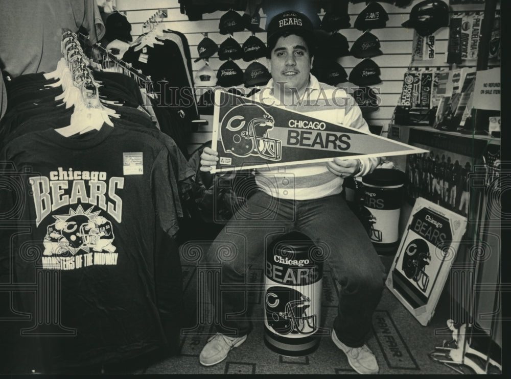 1985 Press Photo Pete Mendoza of Merle Harmon&#39;s Fan Fare with baseball souvenirs- Historic Images