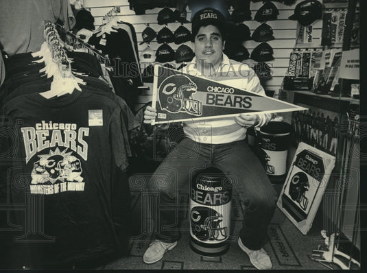 1985 Press Photo Pete Mendoza of Merle Harmon's Fan Fare with baseball souvenirs- Historic Images