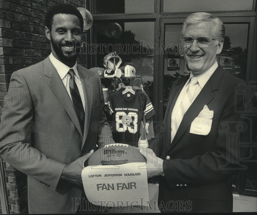 1983 Press Photo Packers' James Lofton with Merle Harmon of Fan Fair C ...