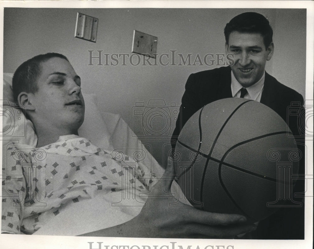 1969 Press Photo Boys&#39; Tech basketball coach Win Parkinson visits Bruce Kania - Historic Images