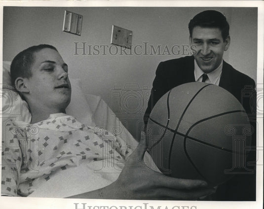 1969 Press Photo Boys' Tech basketball coach Win Parkinson visits Bruce Kania - Historic Images