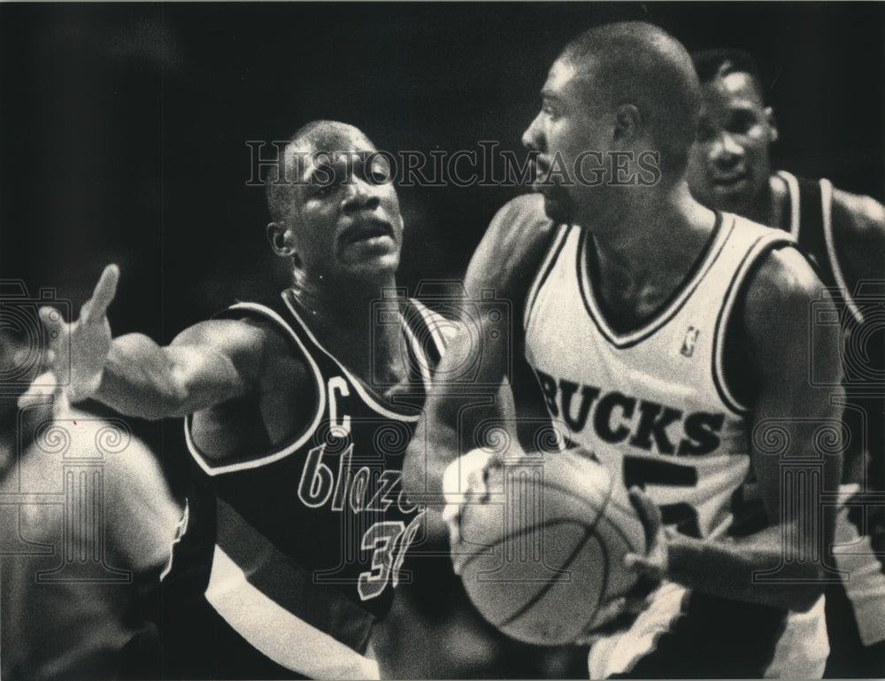 1988 Press Photo Bucks&#39; Paul Pressey Defended by Trail Blazer&#39;s Terry Porter - Historic Images