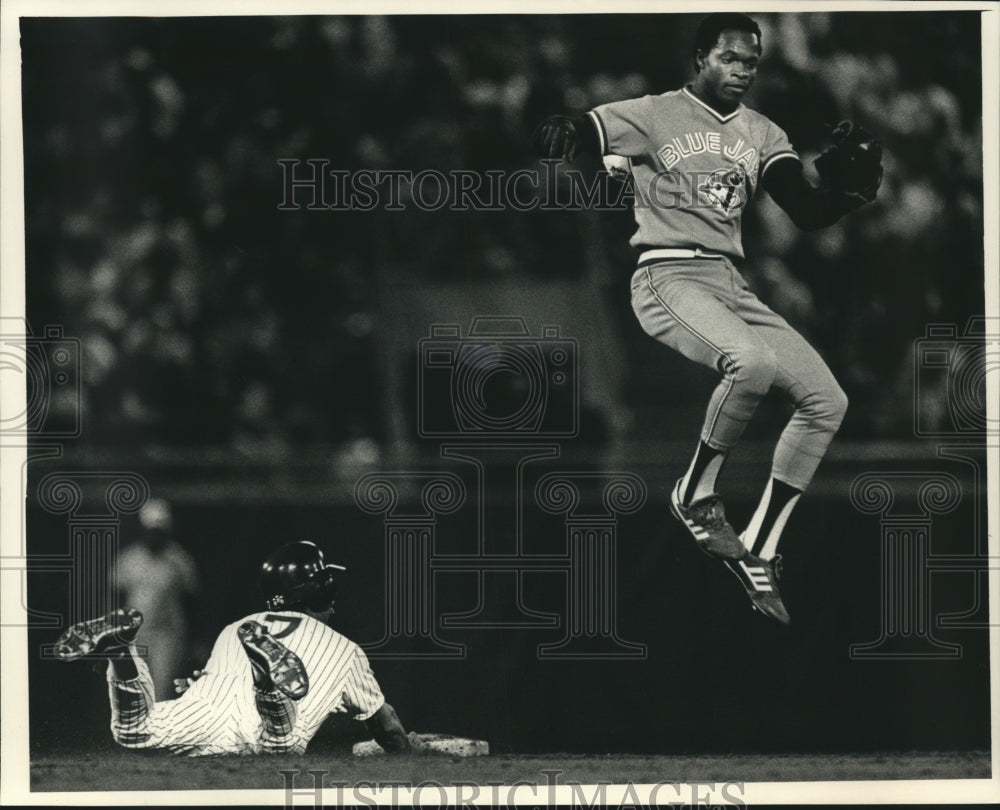 1988 Press Photo Milwaukee Brewers' Dale Sveum steals second base - mjt16049- Historic Images