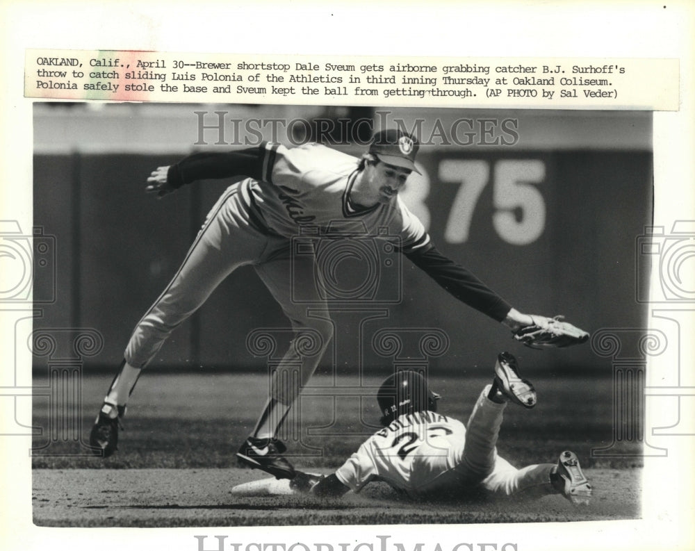 1987 Press Photo Brewers&#39; Dale Sveum missed tagging out Oakland&#39;s Luis Polonia- Historic Images