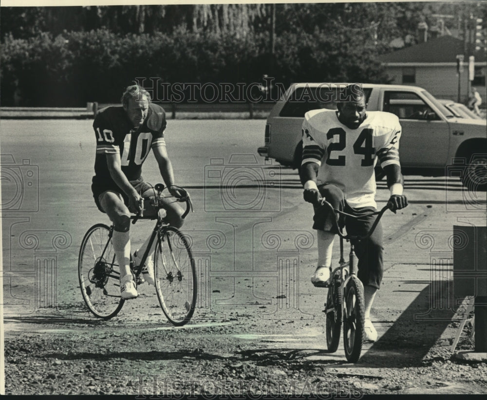1983 Press Photo Packers football&#39;s Jan Stenerud pedals his way to practice - Historic Images