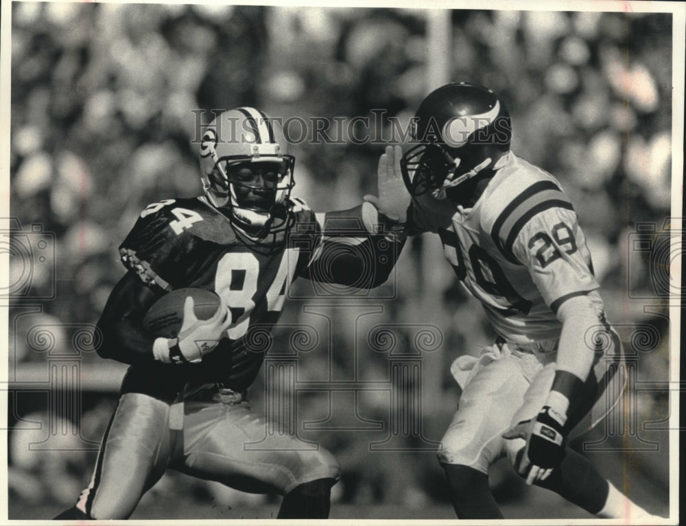 1990 Press Photo Packers football&#39;s Sterling Sharpe takes on Darrel Fullington - Historic Images