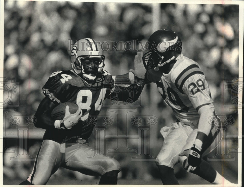 1990 Press Photo Packers football's Sterling Sharpe takes on Darrel Fullington - Historic Images