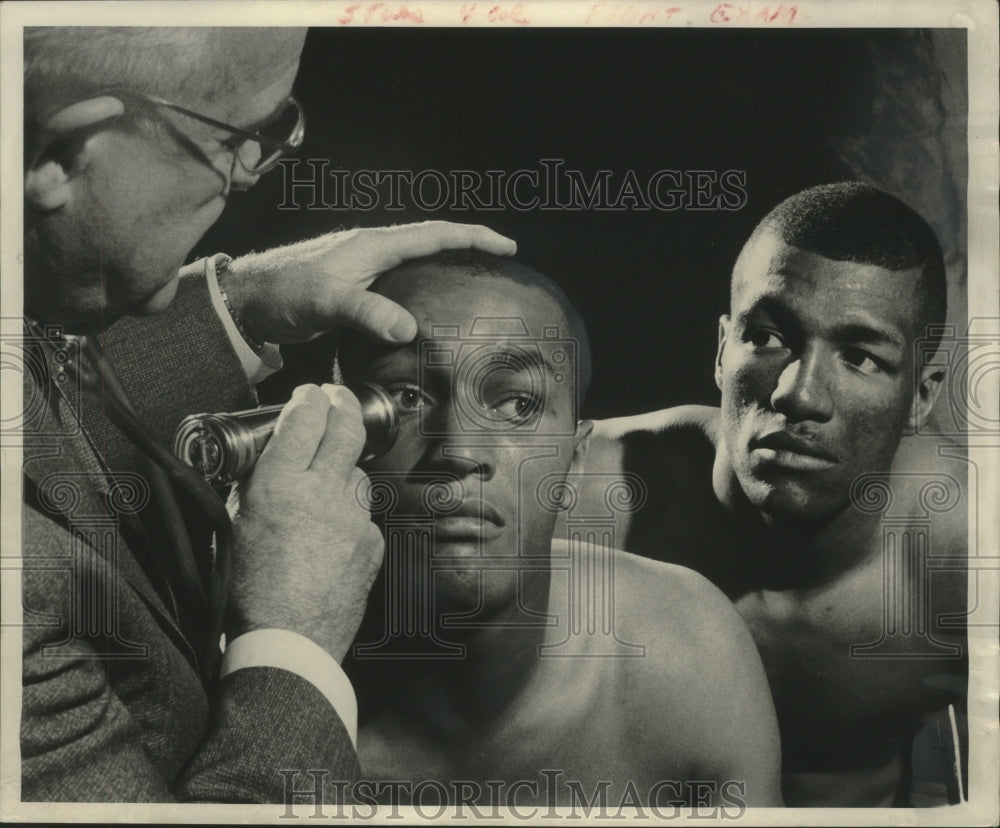 1958 Press Photo Boxer Orville Pitts Looks Over Tony Anthony as He Is Examined - Historic Images