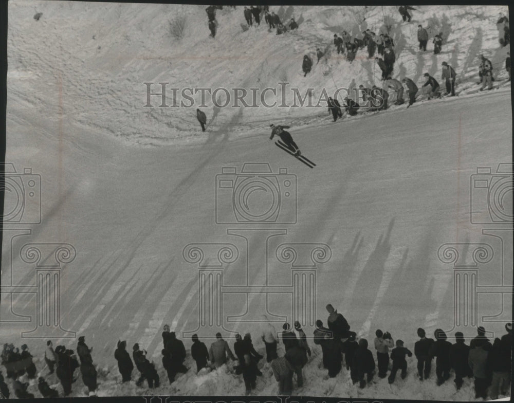 1957 Press Photo Antti Hyvarinen sets iron Mountain record ski jump at 313 feet.- Historic Images