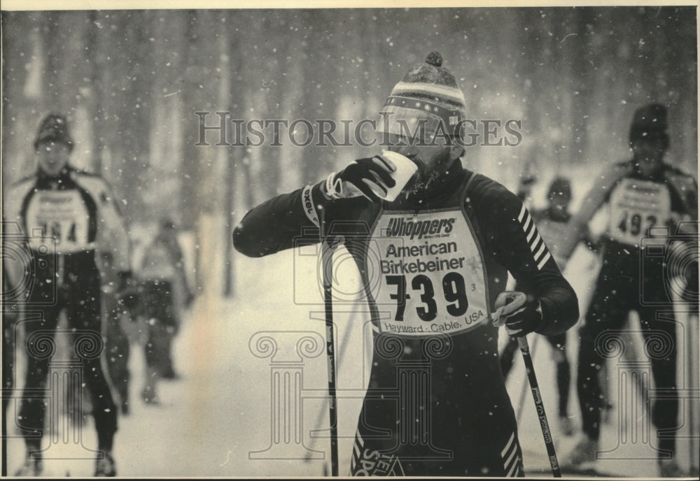 1986 Press Photo David Peterson of Telluride stops for a drink, Birkebeiner Race - Historic Images