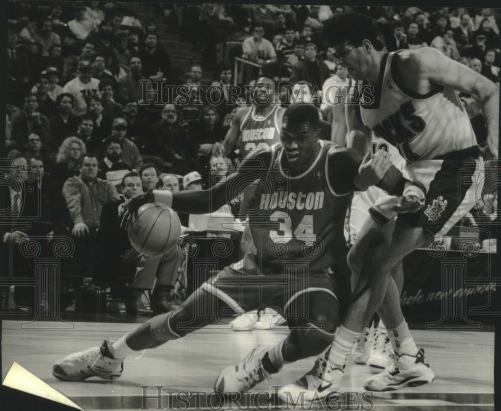 1994 Press Photo Bucks Basketball Player Danny Schayes Against Houston Rockets- Historic Images