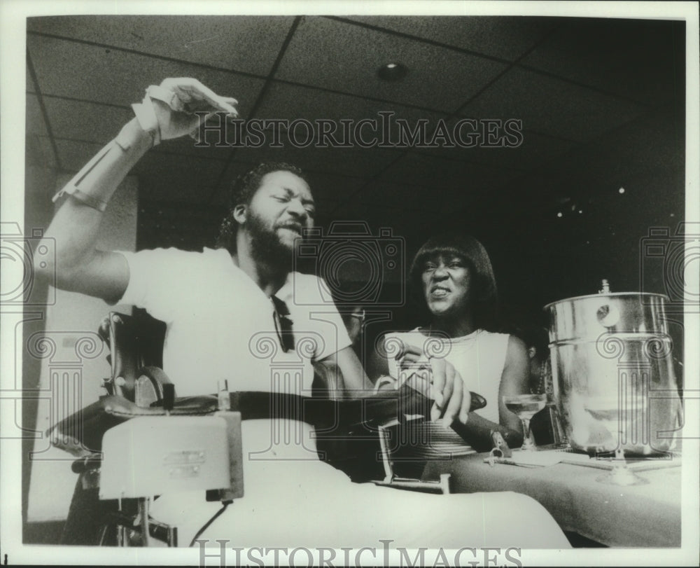 1984 Press Photo American football player, author Darryl Stingley with companion - Historic Images