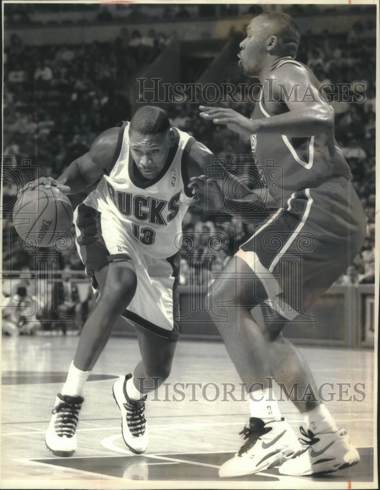 1994 Press Photo Bucks&#39; Glenn Robinson drives on the 76ers Clarence Weatherspoon- Historic Images