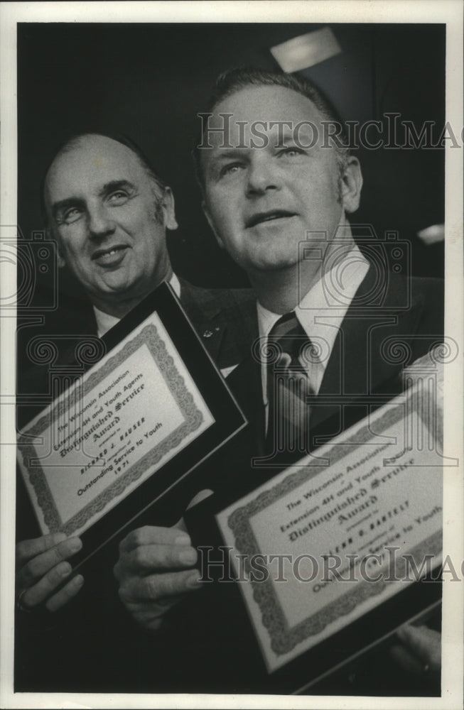 1971 4-H agents honored, Richard Hauser and Glen Bartlet, with DSA - Historic Images