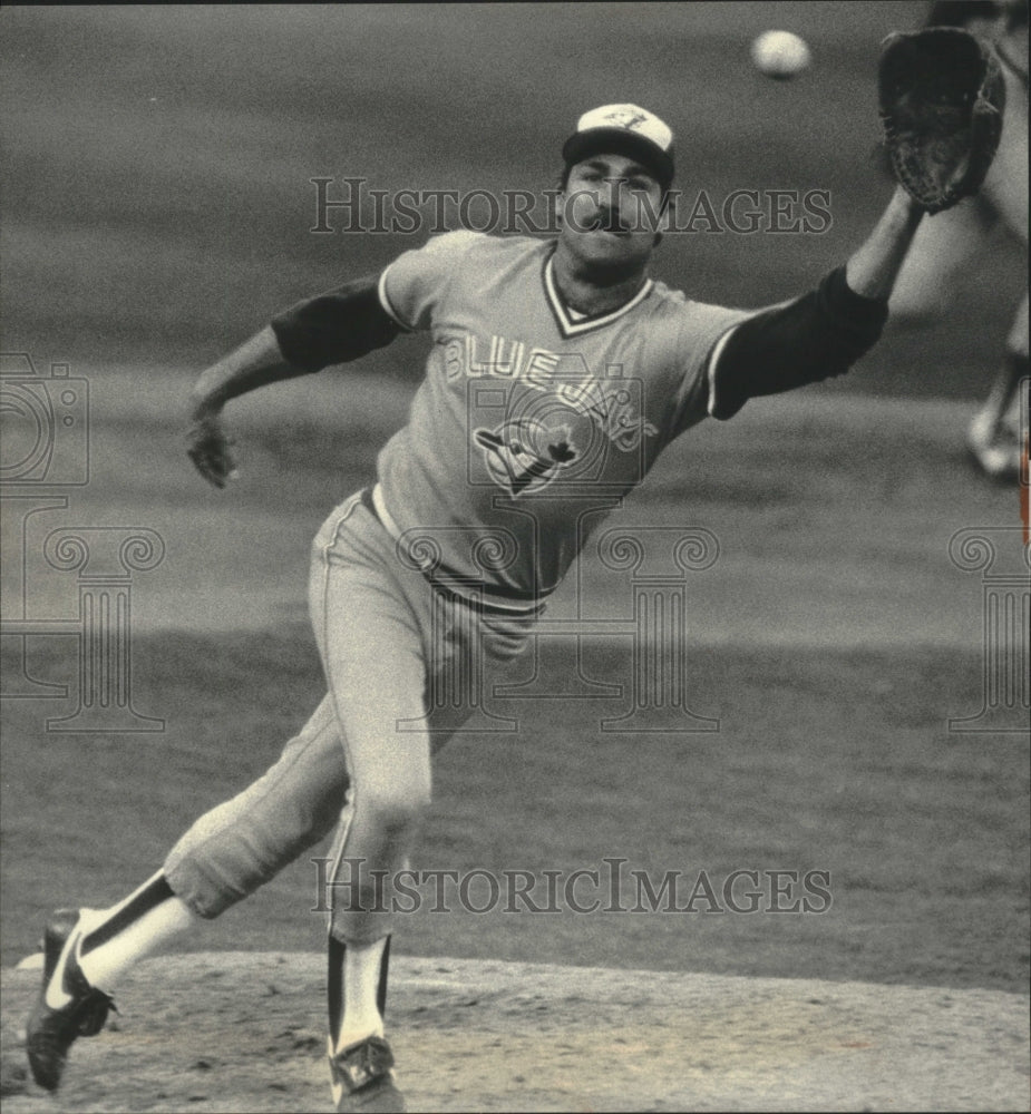 1985 Toronto's Dave Steib fields comebacker from Brewers Robin Yount - Historic Images