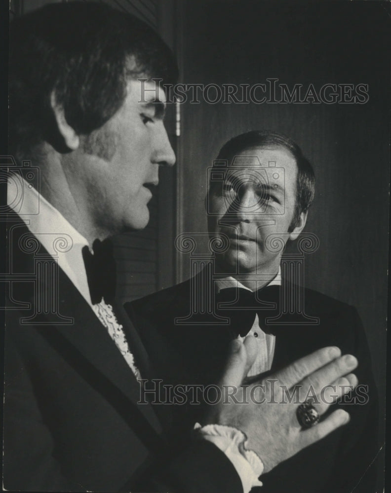 1975 Press Photo Forrest Gregg and Bart Starr former Green Bay Packers chat - Historic Images
