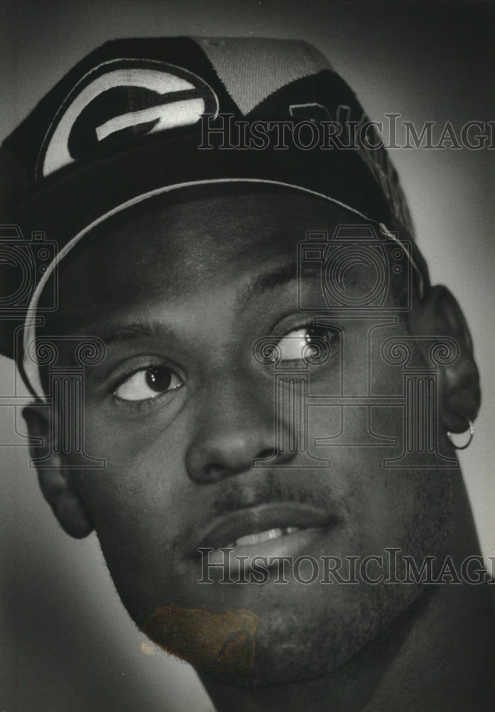 1993 Press Photo Football player George Teague in Green Bay Packers cap- Historic Images