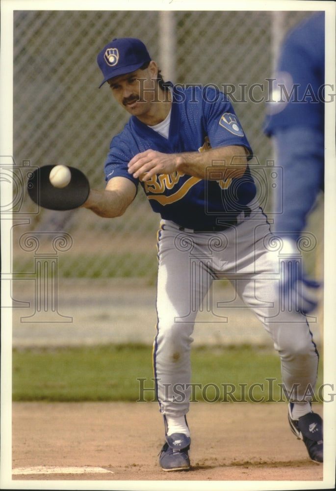 1993 Press Photo Milwaukee Brewers infielder Dickie Thon practices bunting- Historic Images