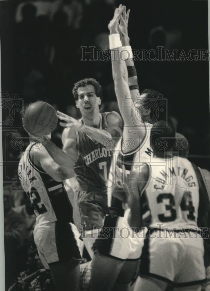 1988 Press Photo Kelly Tripucka (7) liked what he saw in the Bradley Center.- Historic Images
