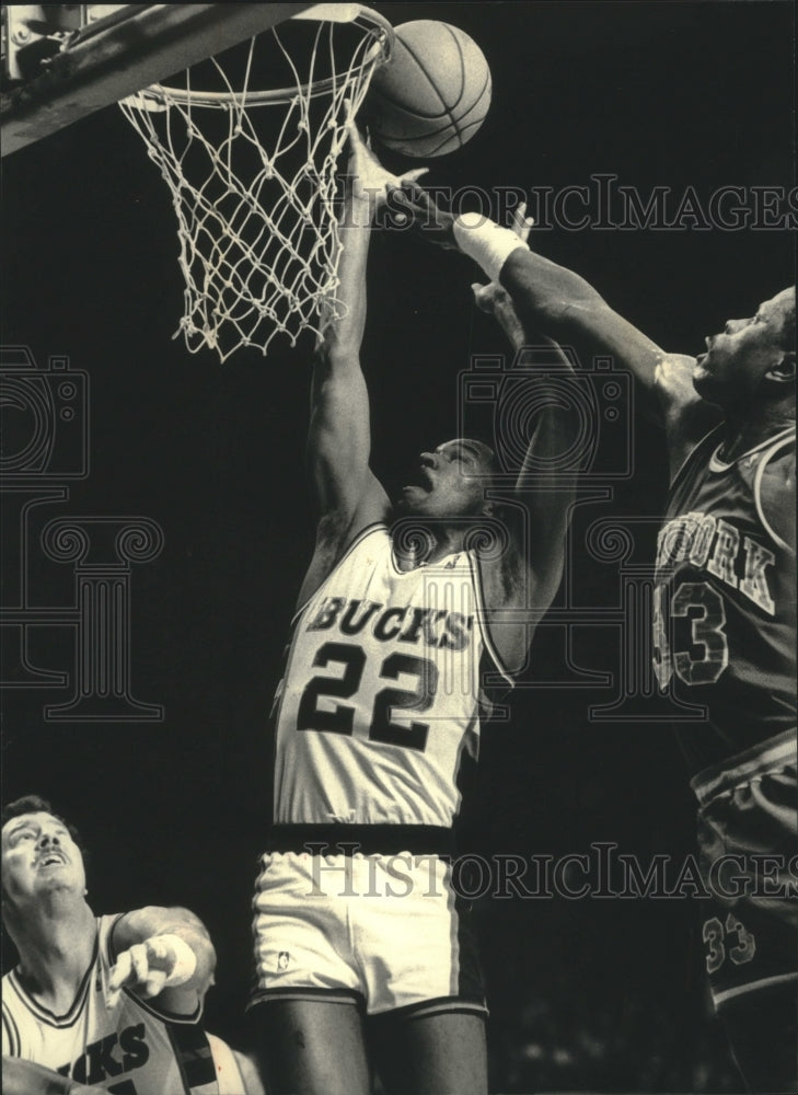 1987 Press Photo Milwaukee Bucks' guard Ricky Pierce goes up for a basket- Historic Images